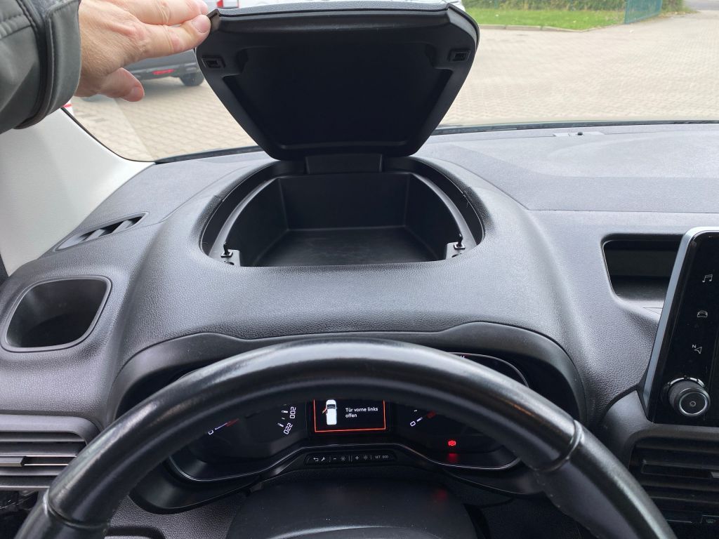 Fahrzeugabbildung Citroën Berlingo XL Benzin 110 FEEL *7-Sitzer*AZV*SHZ*