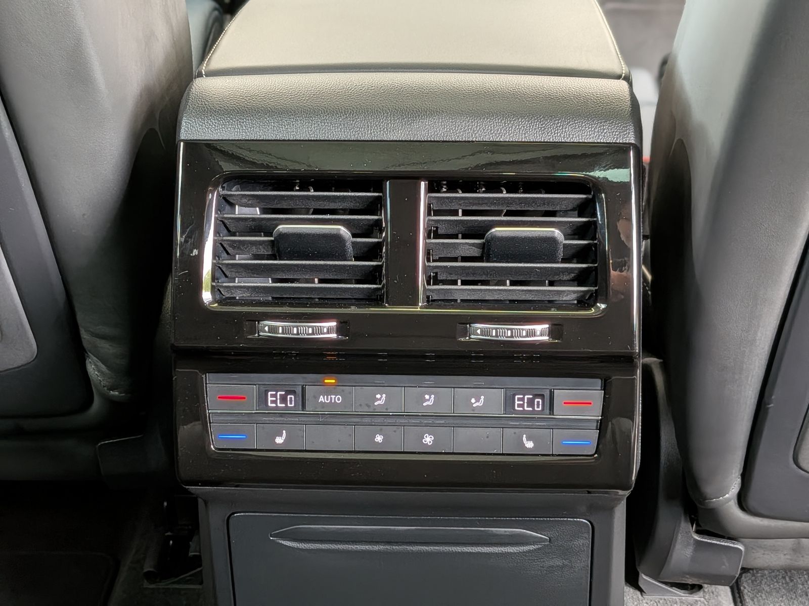 Fahrzeugabbildung Volkswagen Touareg 3.0TDI 4M R-Line VOLL Black 22" UPE 114T