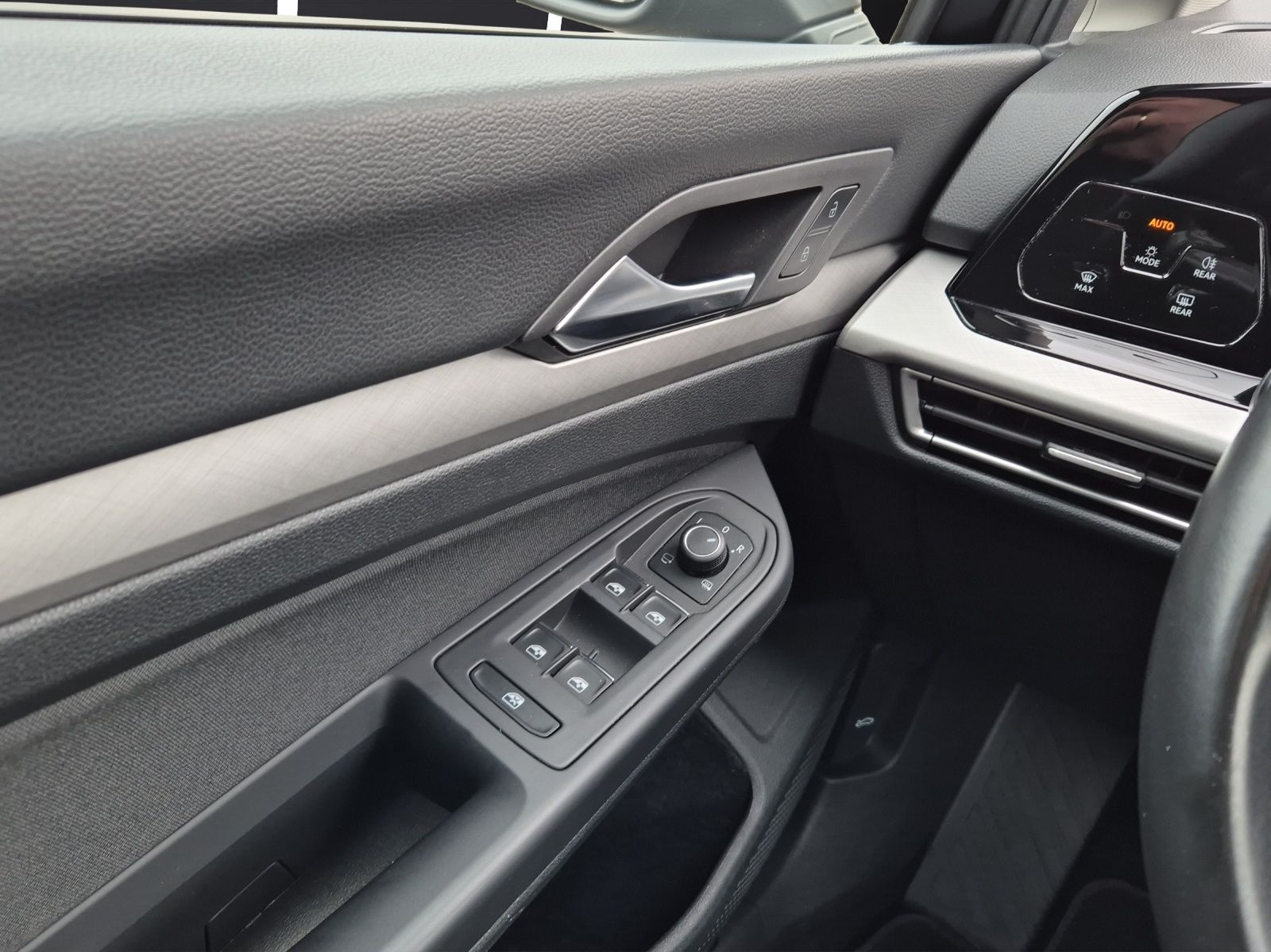 Fahrzeugabbildung Volkswagen Golf VIII Variant Life DSG LED AHK Navi AID ACC