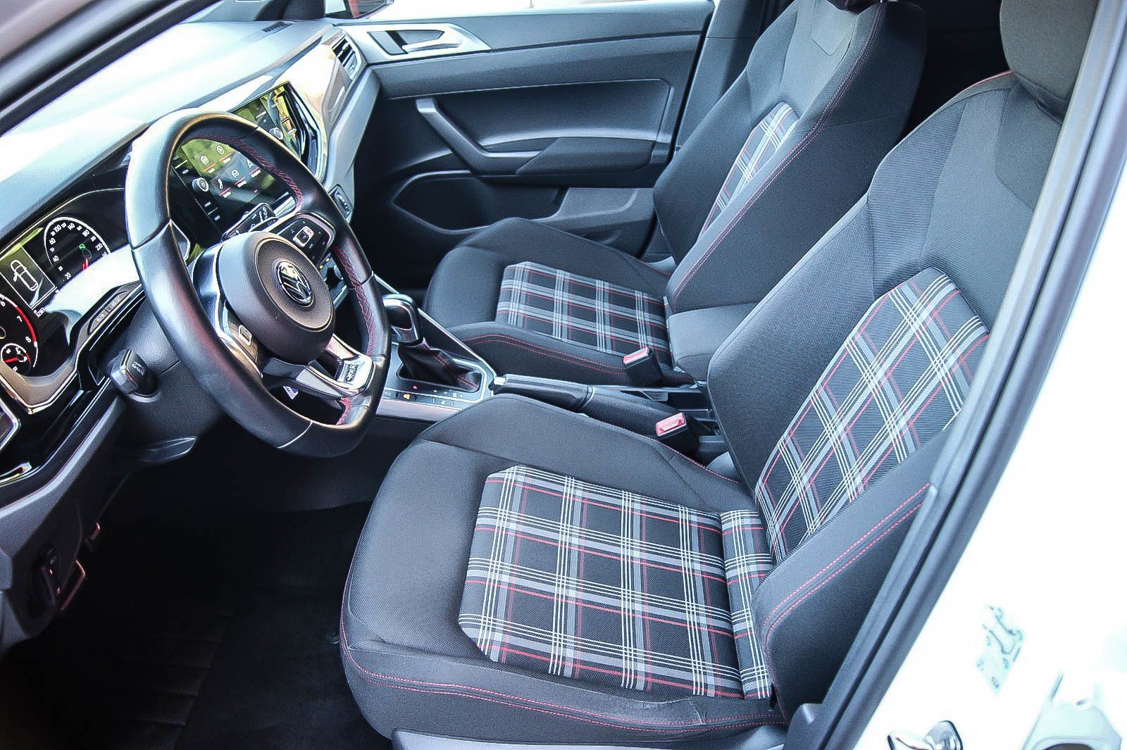 Fahrzeugabbildung Volkswagen Polo GTI 2.0 TSI DSG NAVI LED ACC SPORT 1.HAND