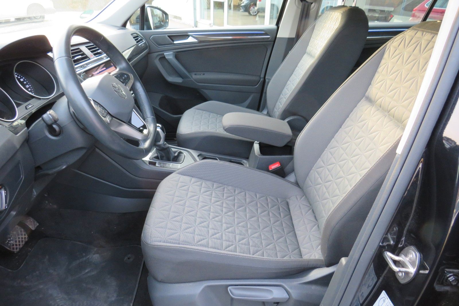 Fahrzeugabbildung Volkswagen Tiguan Life TDI DSG AHK NAVI KAMERA LED ACC GJ