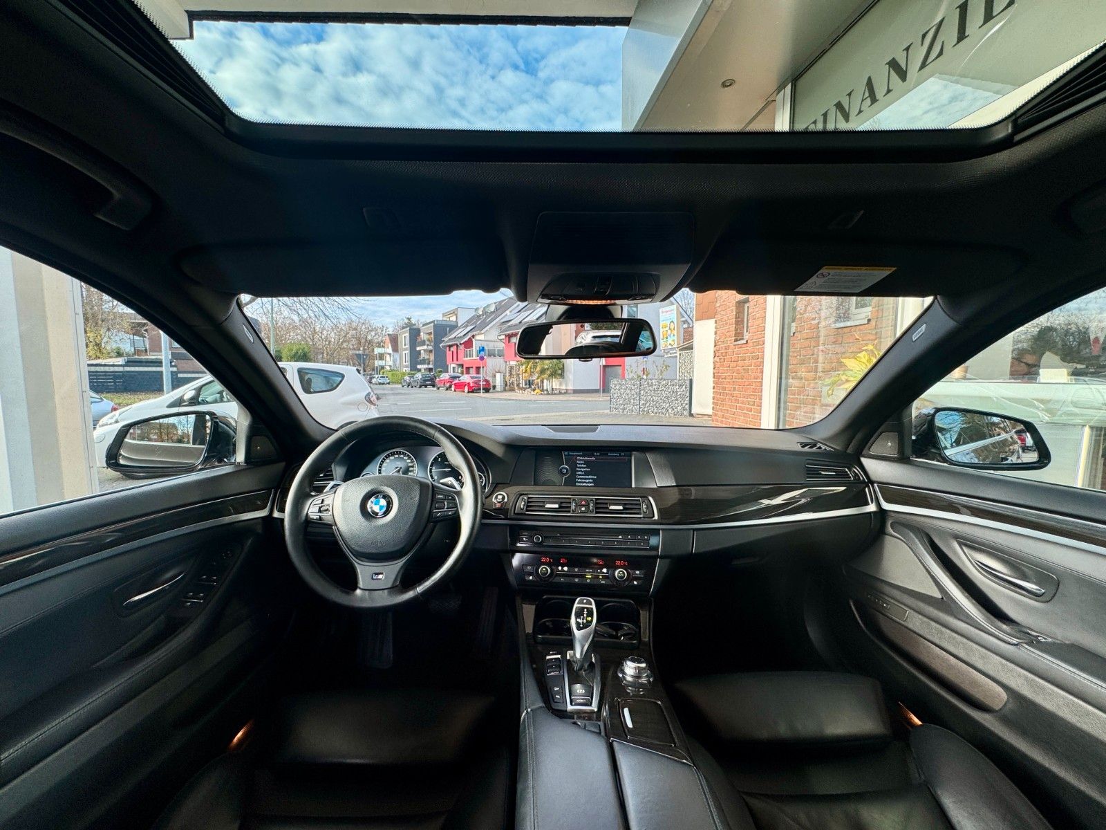 Fahrzeugabbildung BMW 535 d xDrive Touring Leder/Panorama/Navi/HUD