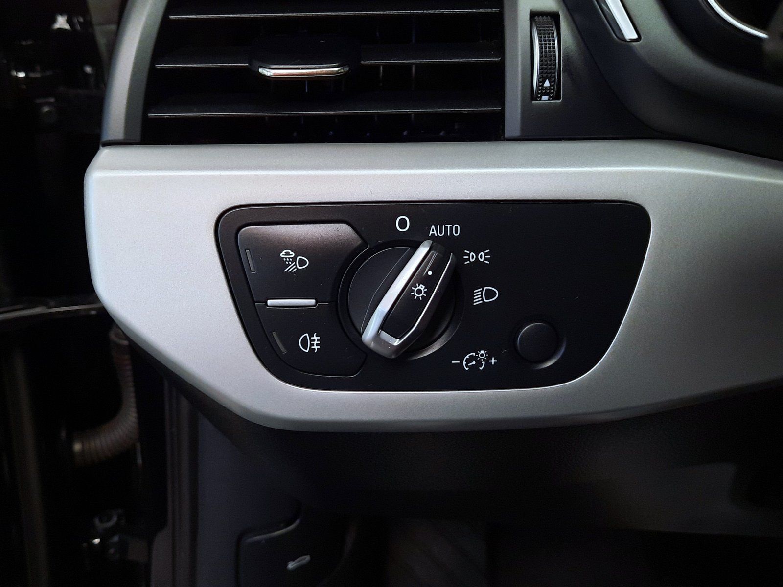 Fahrzeugabbildung Audi A4 Avant 40 TFSI S-line S-tronic *Navi*PDC*LED*