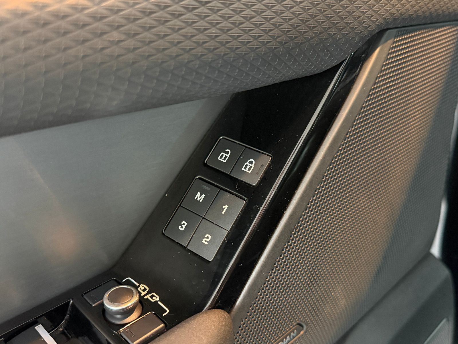 Fahrzeugabbildung Land Rover Range Rover Velar/R-DYNAMIC/PANO/HEAD-UP/ACC