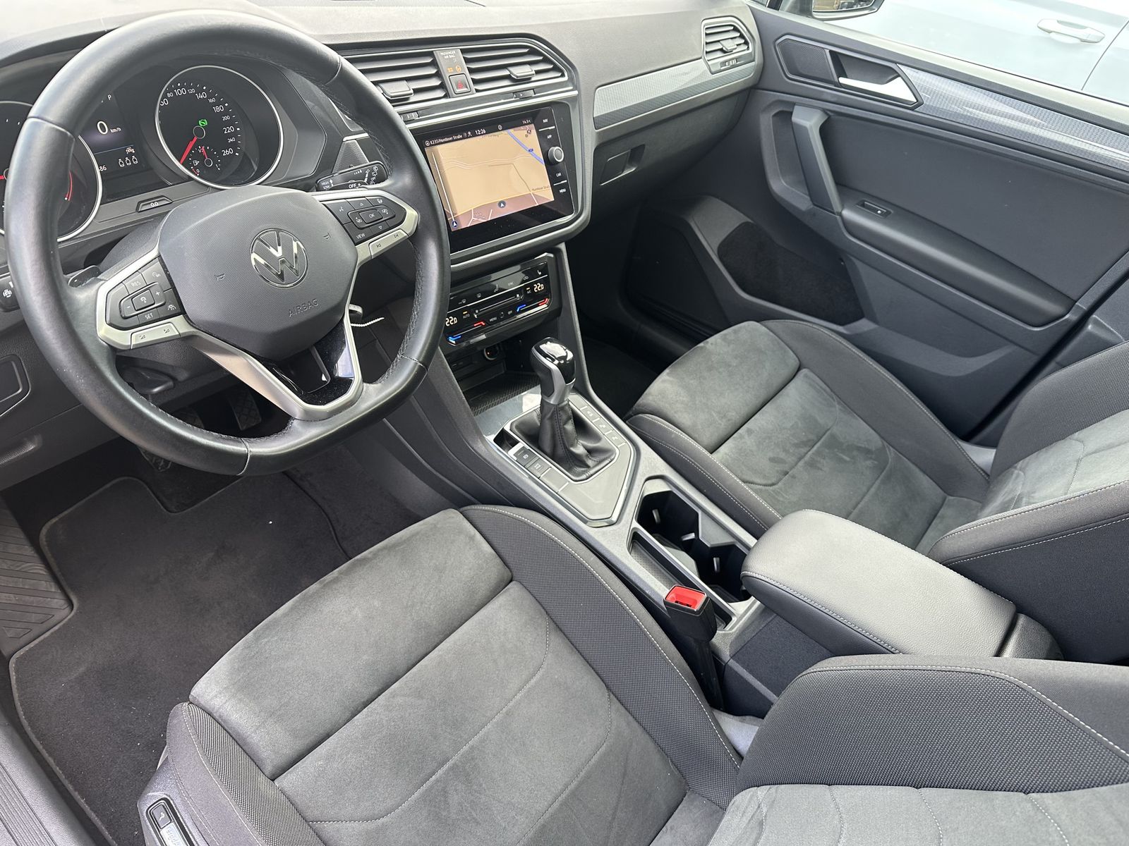 Fahrzeugabbildung Volkswagen Tiguan 2.0 TDI DSG 4M Life NAV+LED+KAM+PANO+AHK