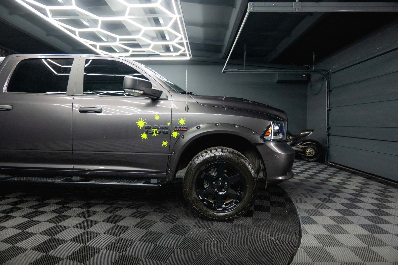 Fahrzeugabbildung Dodge RAM 5.7 V8 HEMI 4x4 Sport OFFROAD Night WARLOCK