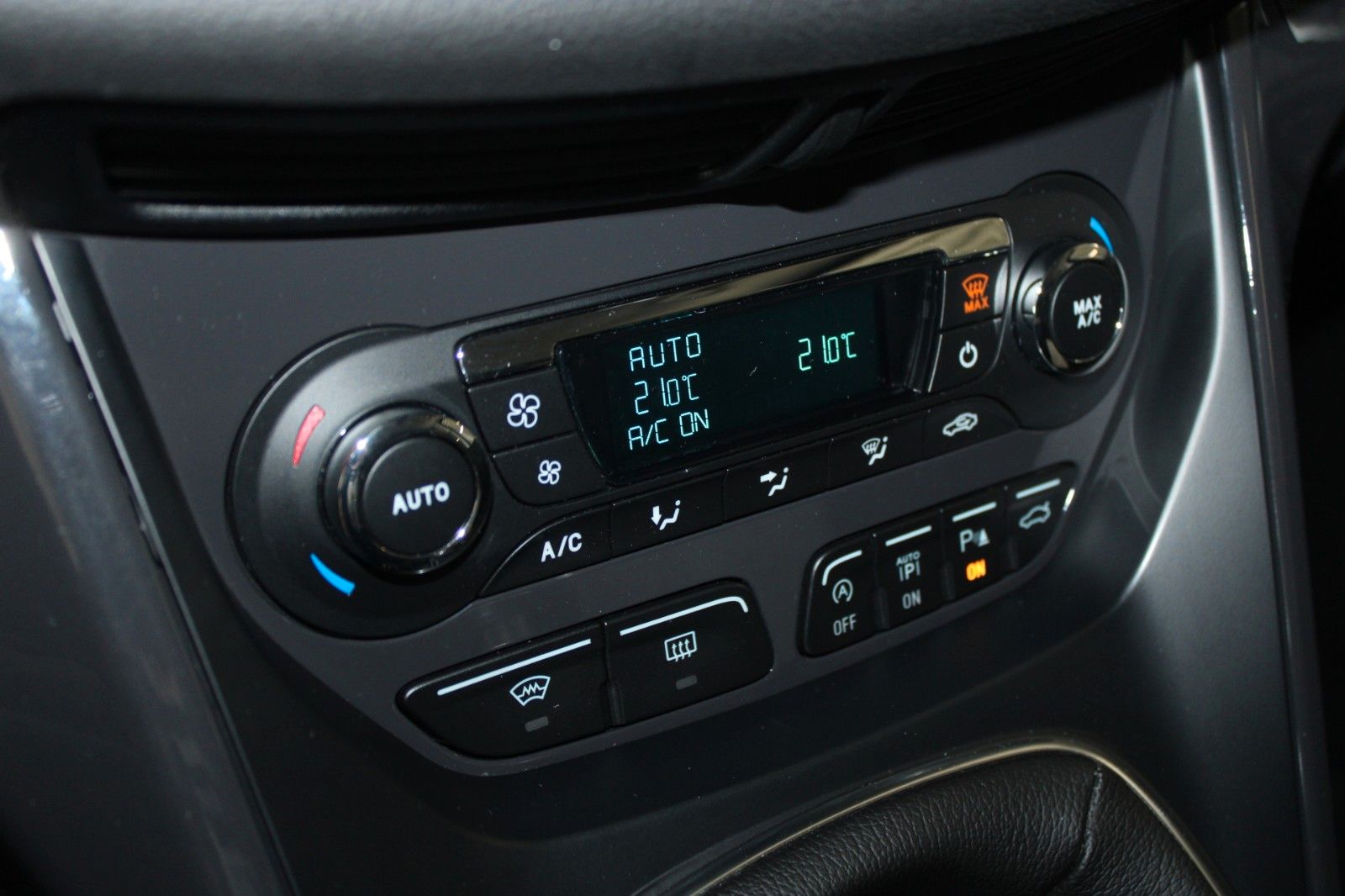 Fahrzeugabbildung Ford Kuga Individual NAVI XENON WinterPaket 1.Hand
