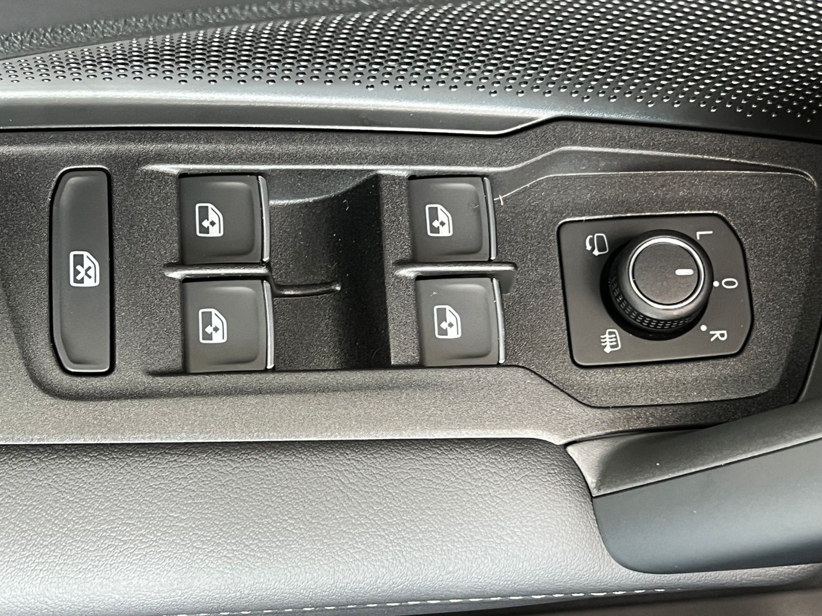 Fahrzeugabbildung Volkswagen Tiguan Elegance 1.5 eTSI DSG *AHK, IQ.Light, Nav