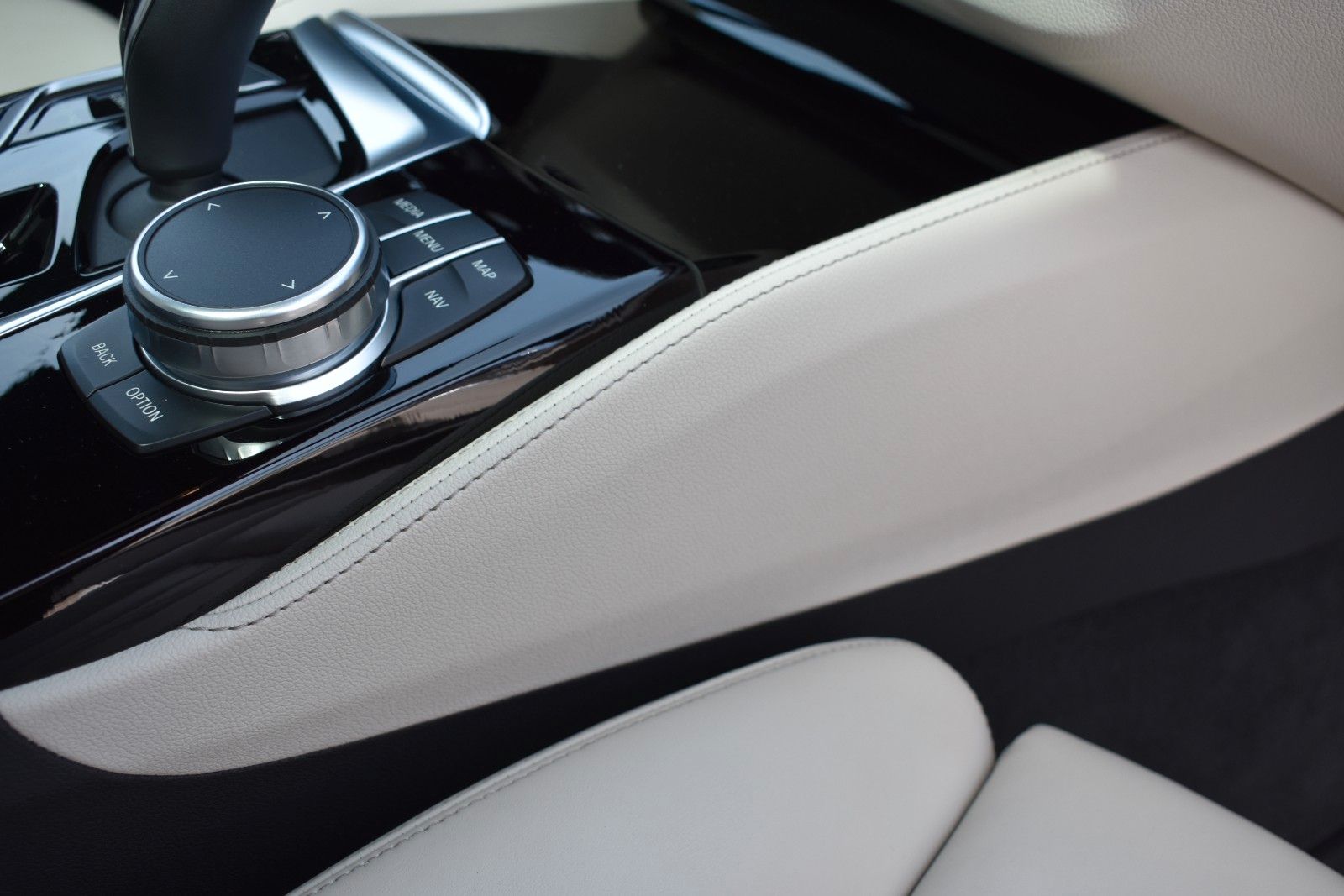 Fahrzeugabbildung BMW 530d Touring xDrive M Sport HUD AHK H&K Panorama