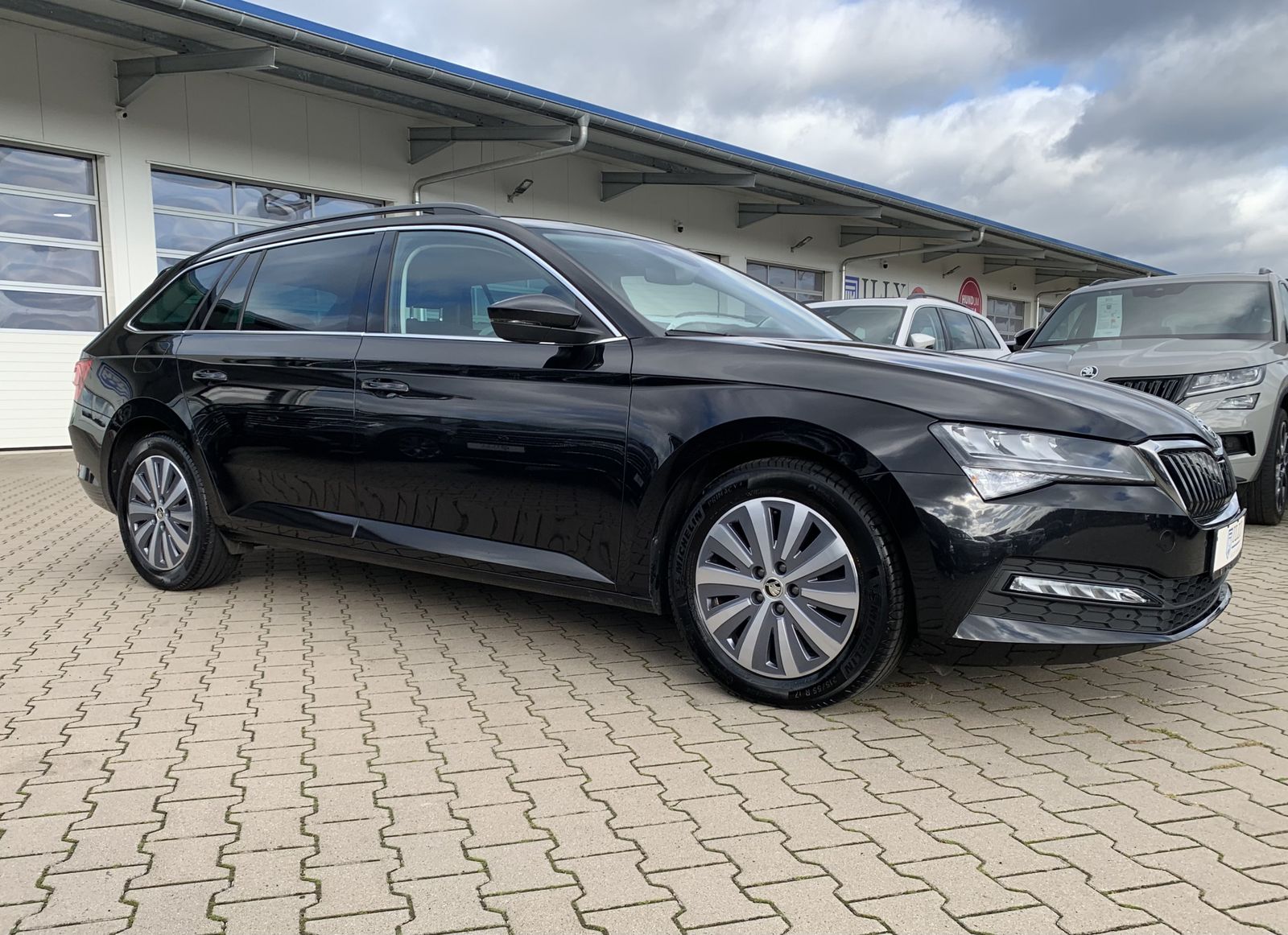 Fahrzeugabbildung SKODA Superb 2.0 TDI*LED*AHK*Navi*Spur*ACC*