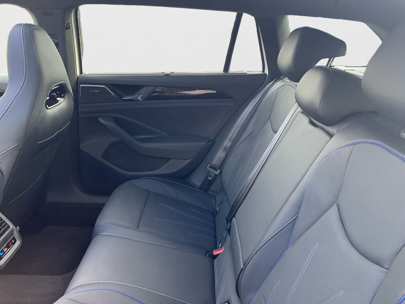 Volkswagen Passat - Bild 13