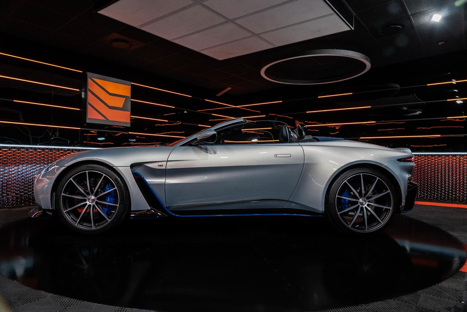 Aston Martin V12 Vantage Roadster*1/254 in the world imagem 3