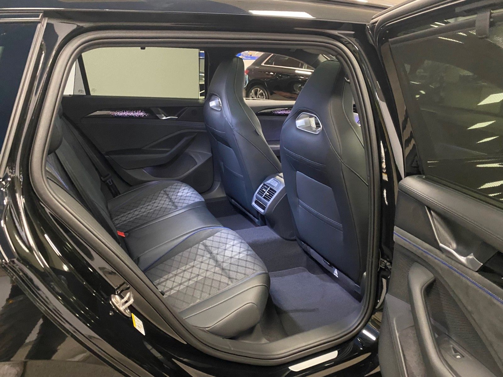 Fahrzeugabbildung Volkswagen Passat Variant 1.5 TSI R-Line+NAVI+MATRIX+AHK+