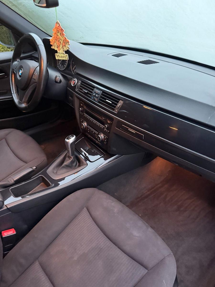 BMW 320 2011 — photo 12