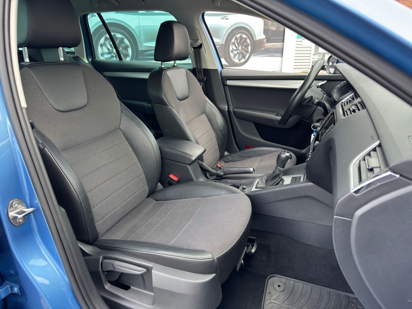 Fahrzeugabbildung SKODA Octavia Combi 2.0 TDI 150PS DSG*AHK*PDC*SmartLin
