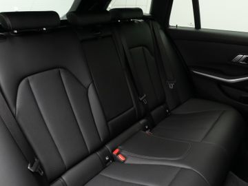 Fahrzeugabbildung BMW 320e Advantage DAB HiFi PDC AHK Alarm LED Sport