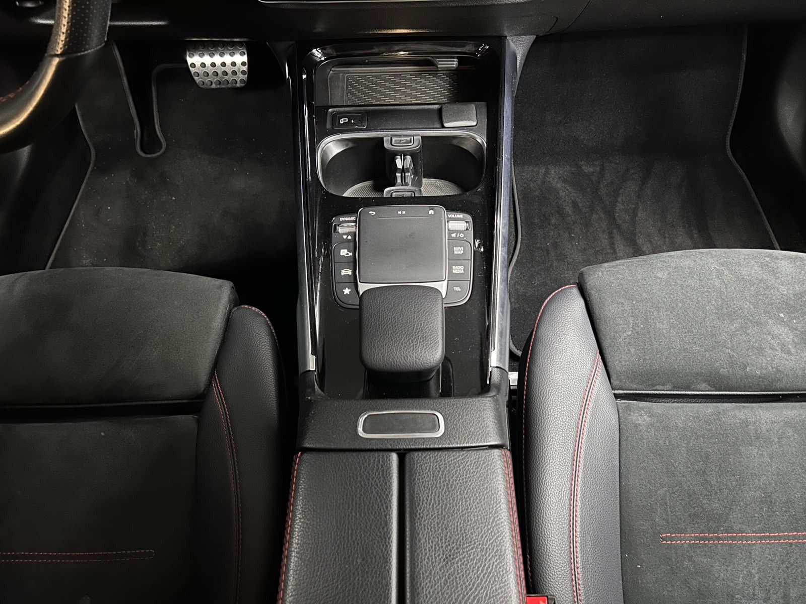Fahrzeugabbildung Mercedes-Benz GLB 250 CGI 2X AMG Line >NIGHT+WIDES+LED+SHZ+19"