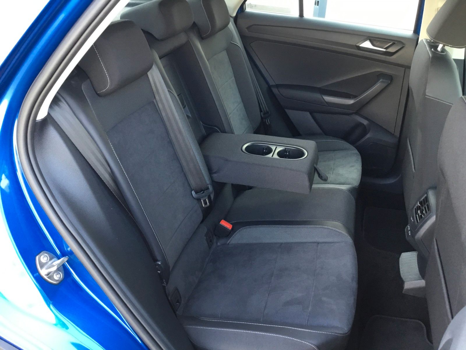 Fahrzeugabbildung Volkswagen T-Roc 1.5 TSI DSG Style+AHK+LED+ACC+17"+Kamera