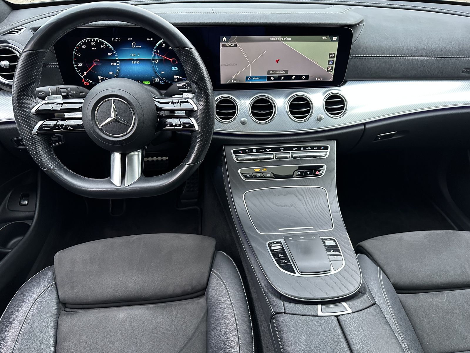 Fahrzeugabbildung Mercedes-Benz E 300de T AMG-Line NAV+LED+PANO+360°+DISTRONIC