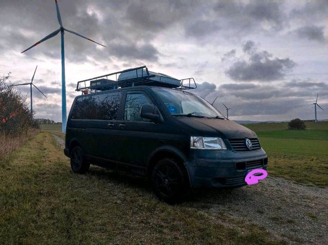 Volkswagen VW T5, mit Dachgarten und Dachbox