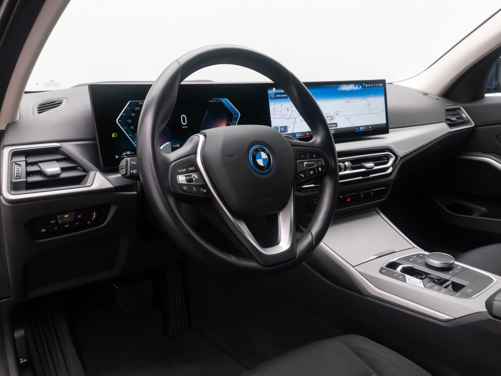Fahrzeugabbildung BMW 320e HUD Alarm DAB Kamera GeschwindigReg Widscre