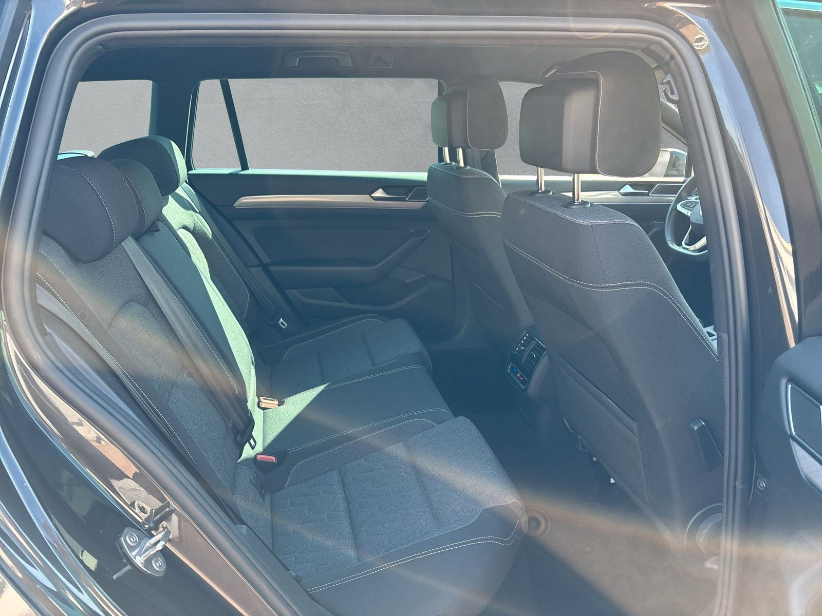 Fahrzeugabbildung Volkswagen Passat Variant Business 2.0 TDI DSG AHK App-Conn