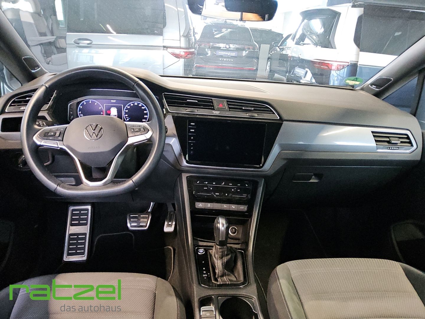 Fahrzeugabbildung Volkswagen Touran Highline 1.5 TSI DSG R-Line Navi LED AHK