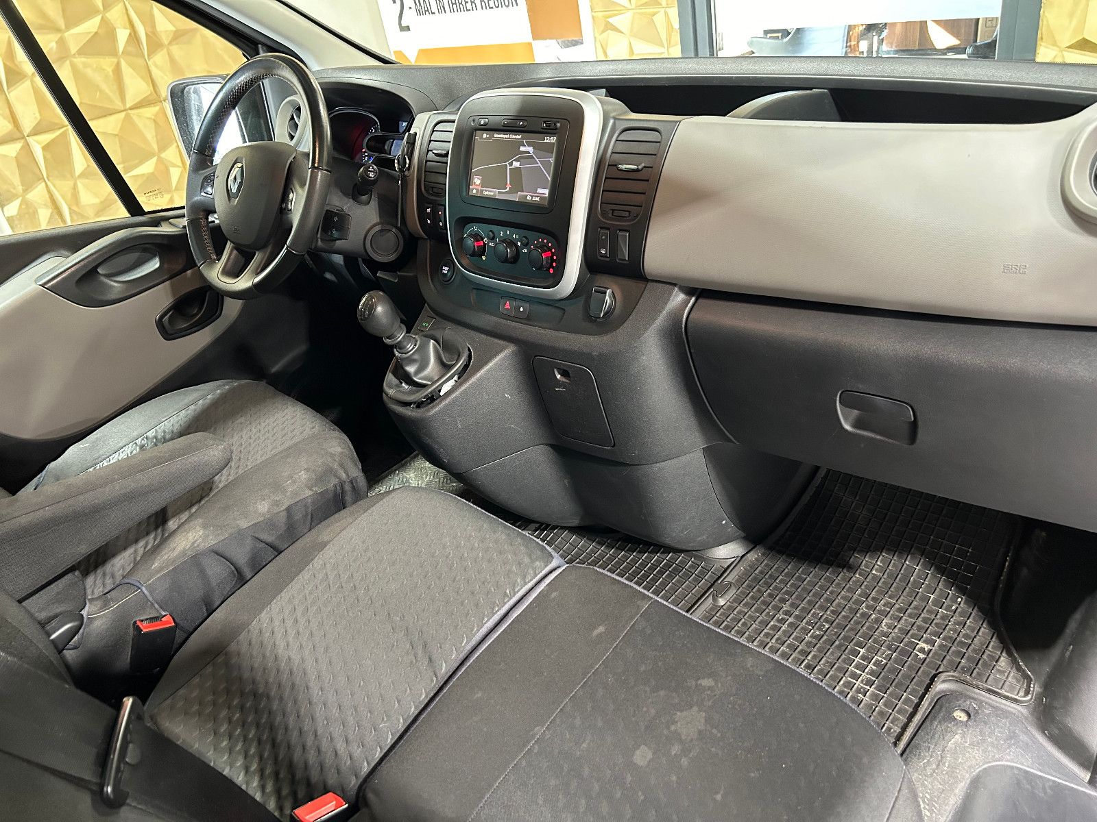 Fahrzeugabbildung Renault Trafic Combi L1H1 2,7t  Expression/9-SITZ/NAVI/