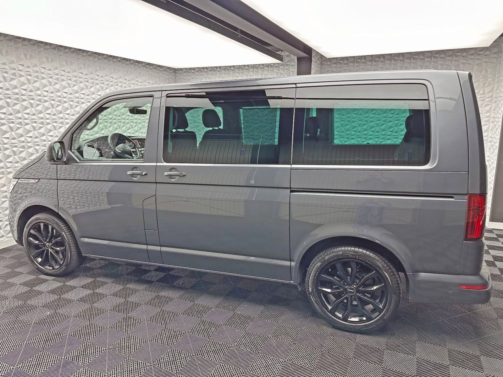 Fahrzeugabbildung Volkswagen T6.1 MULTIVAN/4MOTION/STANDHZ/2xSCHIEBETÜR/AHK/