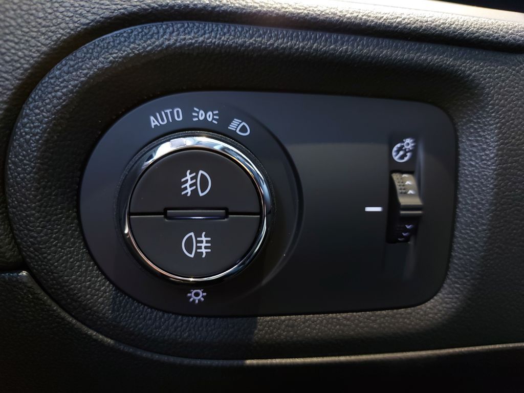 Fahrzeugabbildung Opel Grandland PIH 1.6 AT Ultimate+LED+Sitzheiz+Leder