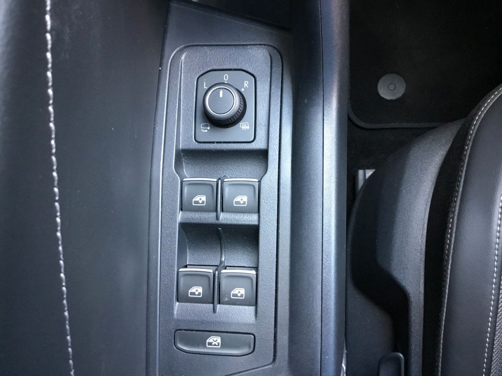 Fahrzeugabbildung Volkswagen T-Roc 1.5 TSI DSG Style+AHK+LED+ACC+17"+Kamera
