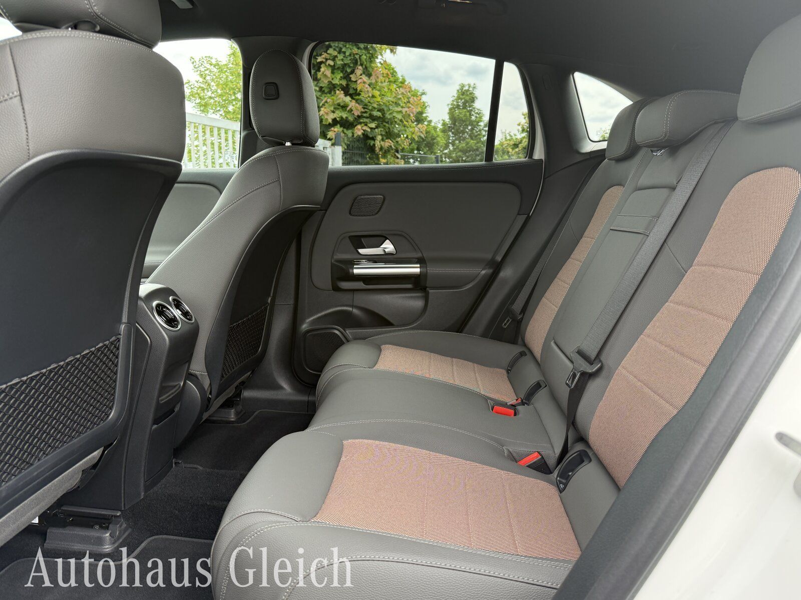 Fahrzeugabbildung Mercedes-Benz EQA 300 Electric Art 4Matic Navi/Distronic/Klima