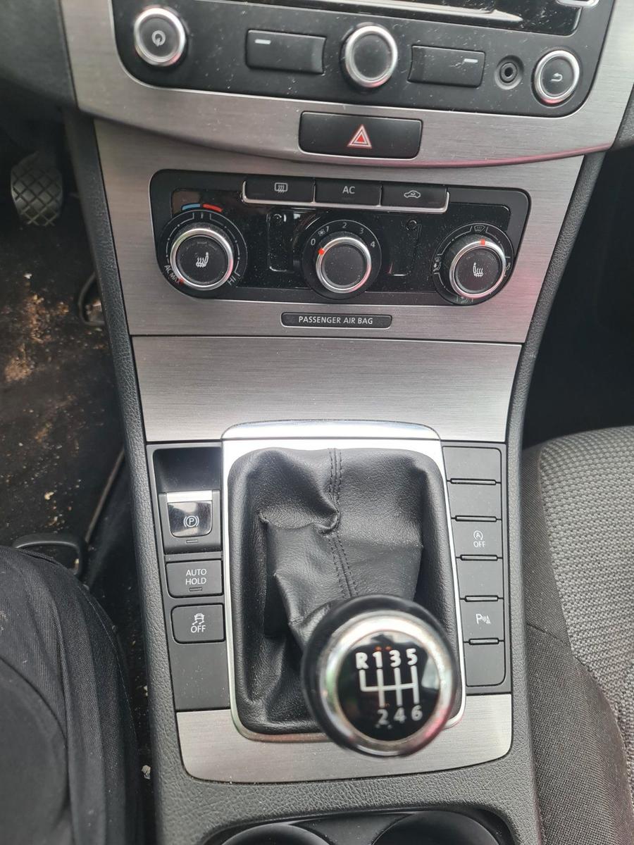 Volkswagen Passat 2011 — photo 7