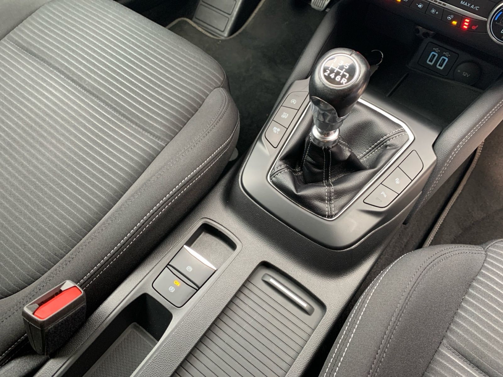 Fahrzeugabbildung Ford Focus Turnier 1.0 EcoBoost Hybrid Titanium X S/S