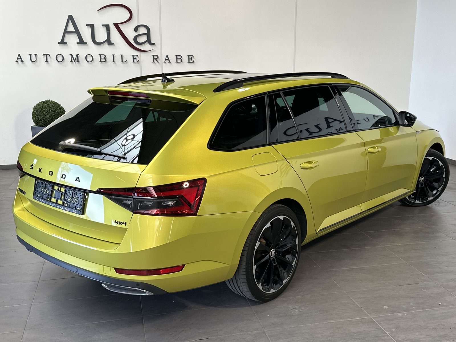 Fahrzeugabbildung SKODA Superb Sportline 4x4 NAV+LED+PANO+AHK+MEMORY+ACC