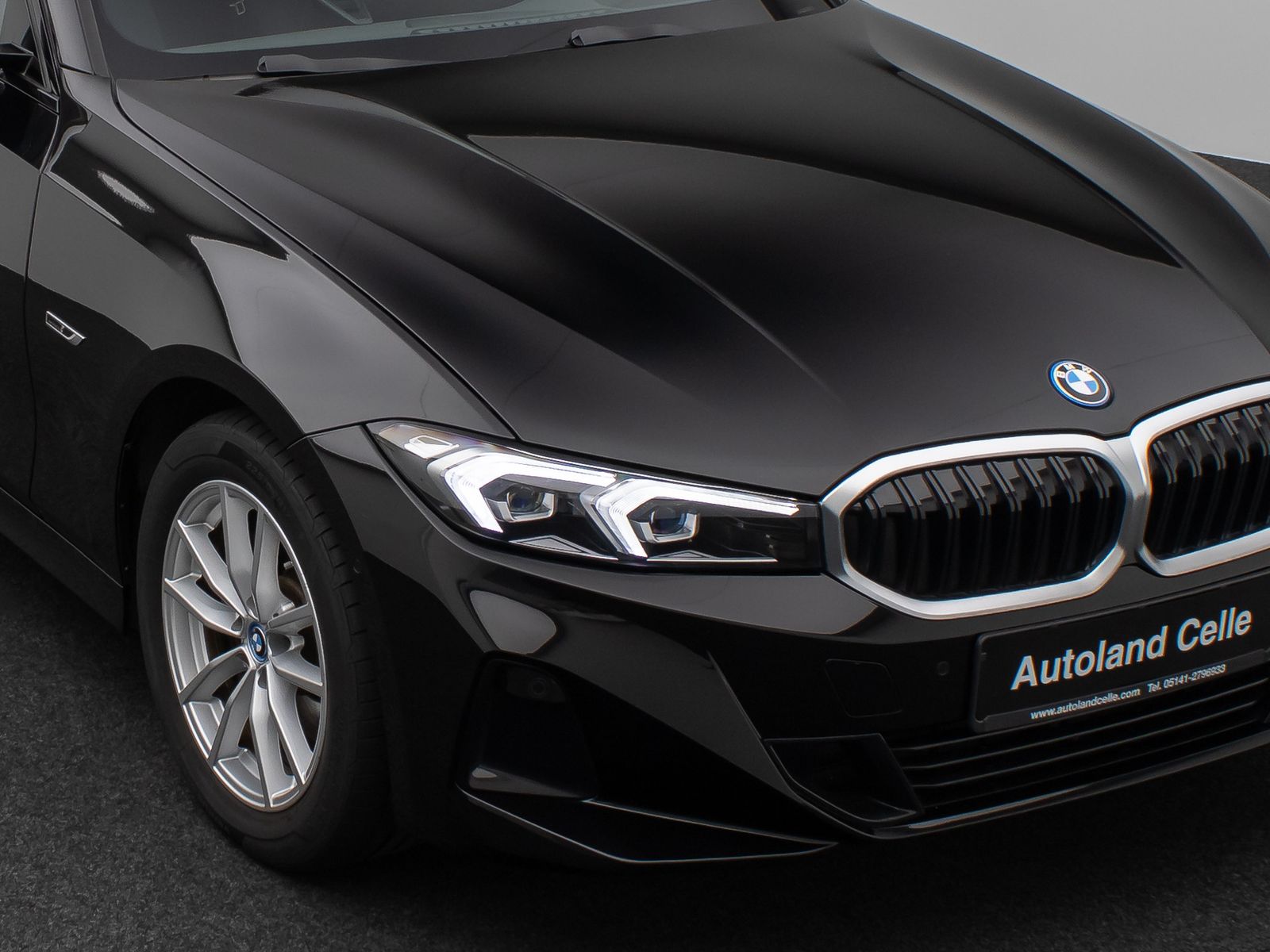 Fahrzeugabbildung BMW 320e Panoram Kamera HUD DAB HiFi Geschwindigkeit