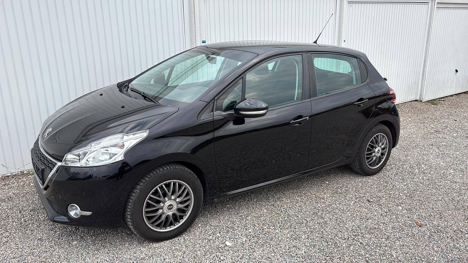 Peugeot 208 schwarz 5-Türer Klima nur 133tkm 4,7l /100km