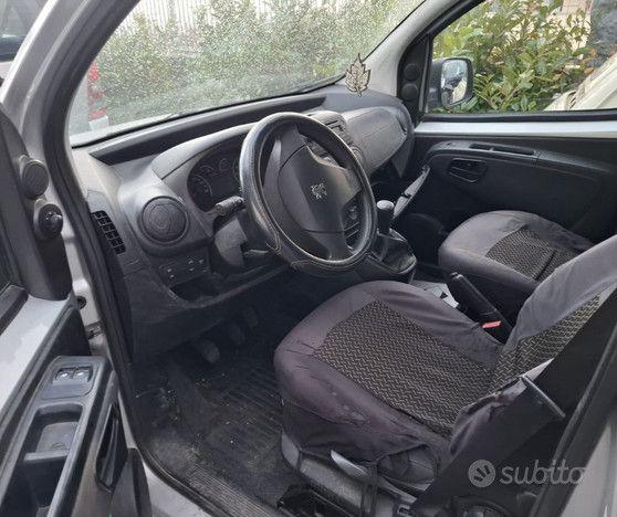 Peugeot Bipper 2012 — салон