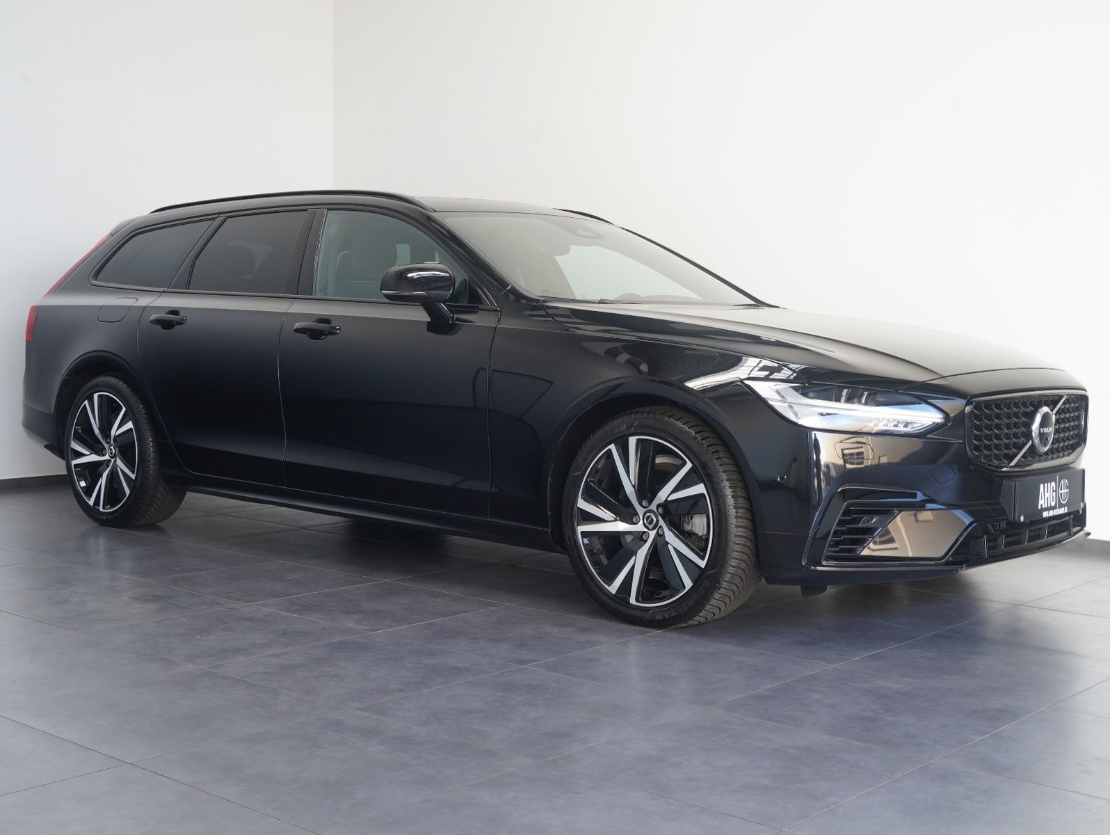 Fahrzeugabbildung Volvo V90 T6 AWD Recharge Plug-In Plus Dark