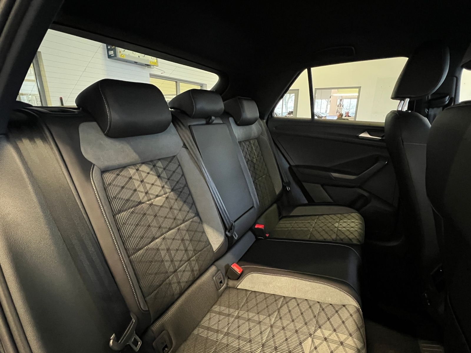 Fahrzeugabbildung Volkswagen T-Roc R-Line 1.5 TSI DSG *Black Style,AHK,Navi*