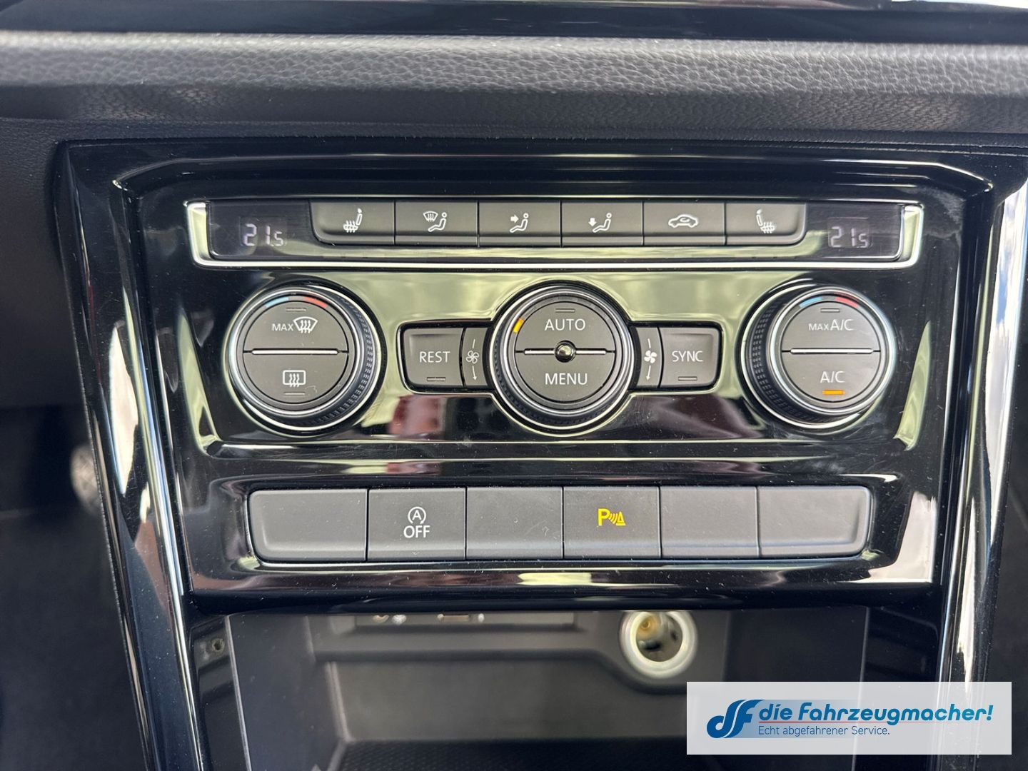 Fahrzeugabbildung Volkswagen Touran Highline 2,0TDi Pano *EXPORT