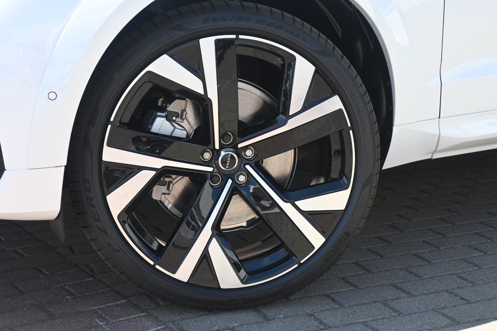 Fahrzeugabbildung Volvo XC60 B5 AWD Ultra Black Edition*LUFT*360*ACC*AHK