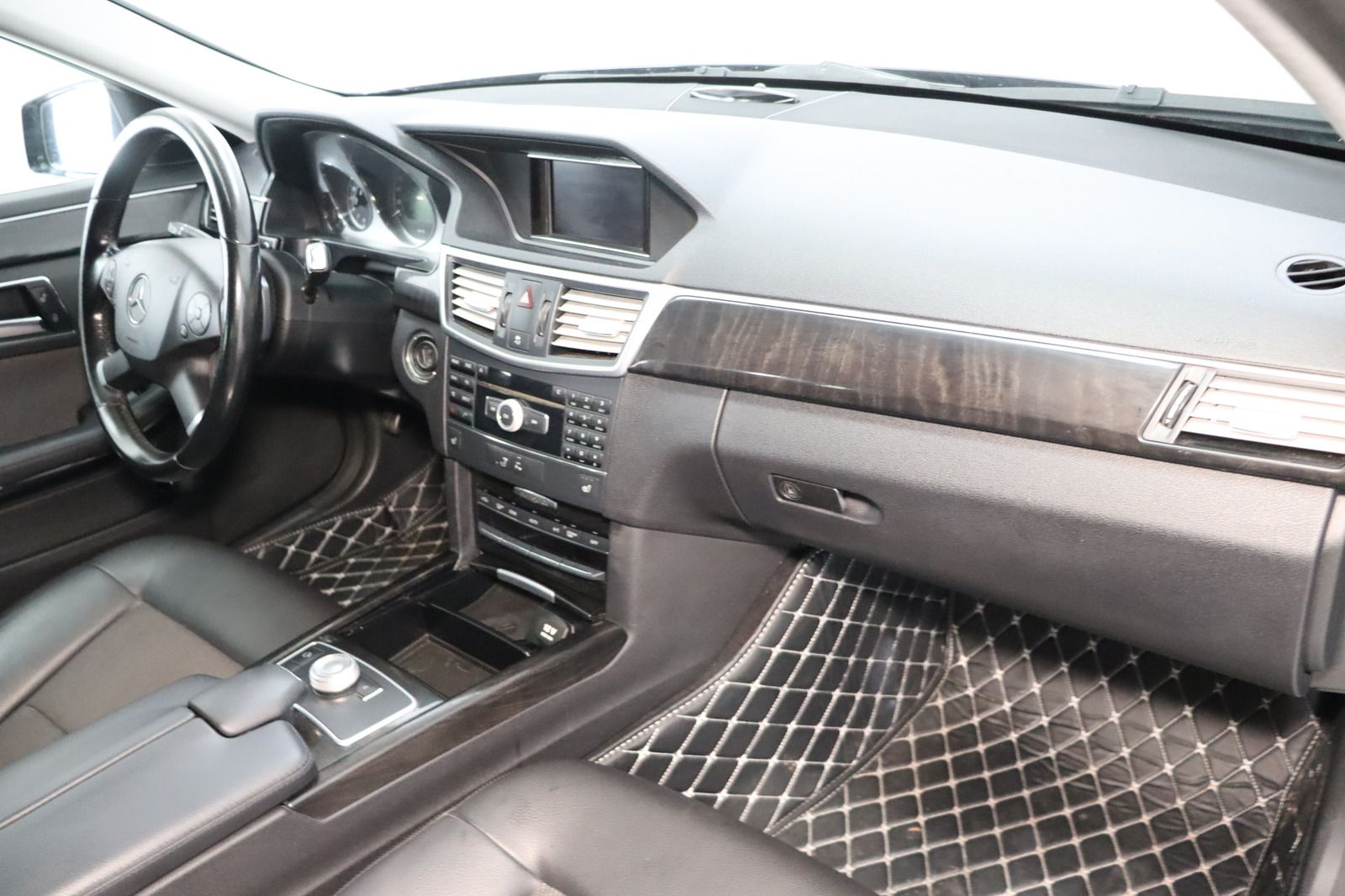 Fahrzeugabbildung Mercedes-Benz E 350 CGI T BlueEFFICIENCY * Navi * Sitzhzg. *