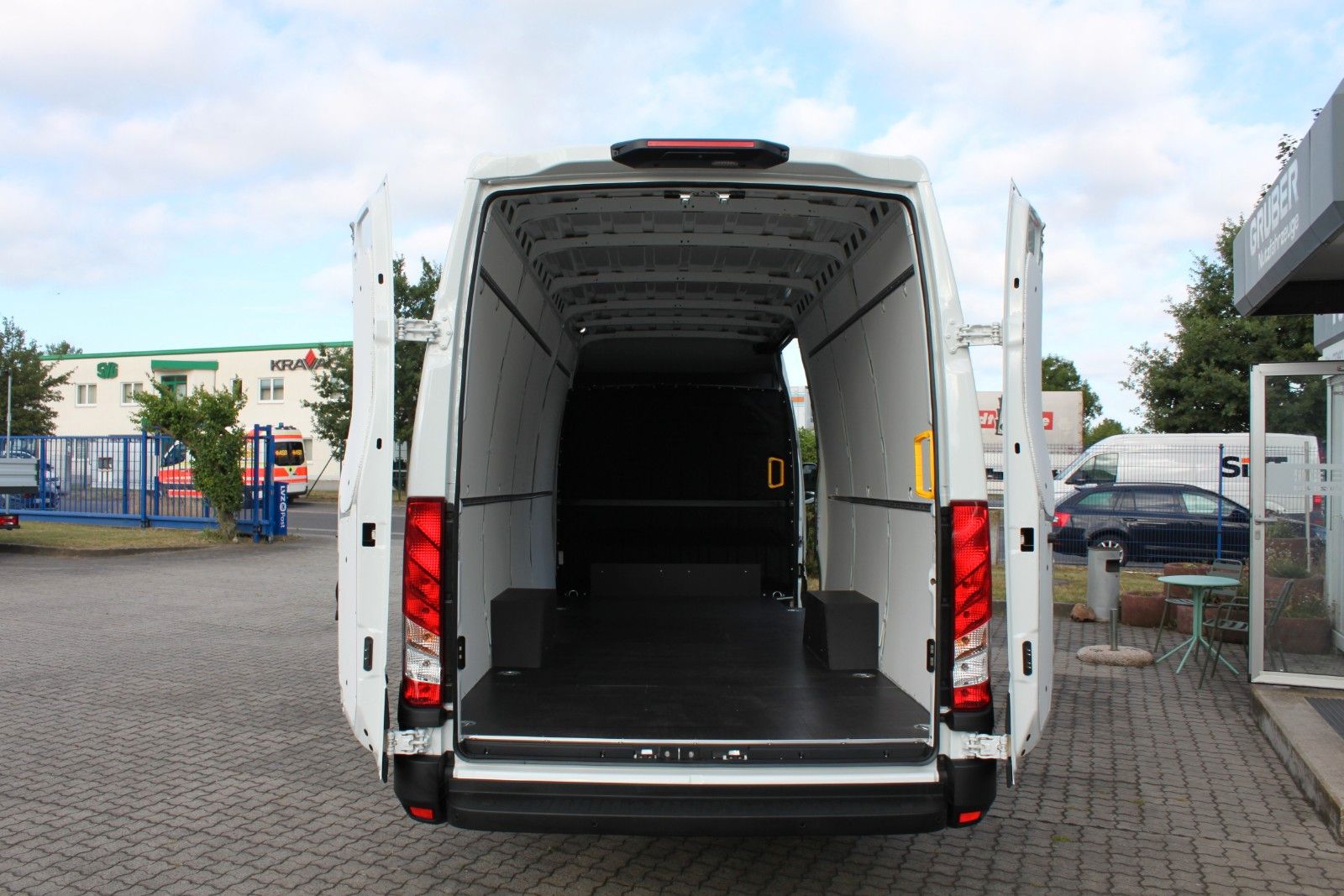Fahrzeugabbildung Iveco Daily Kasten 35S16 Holzboden/Verkleidung/Airline