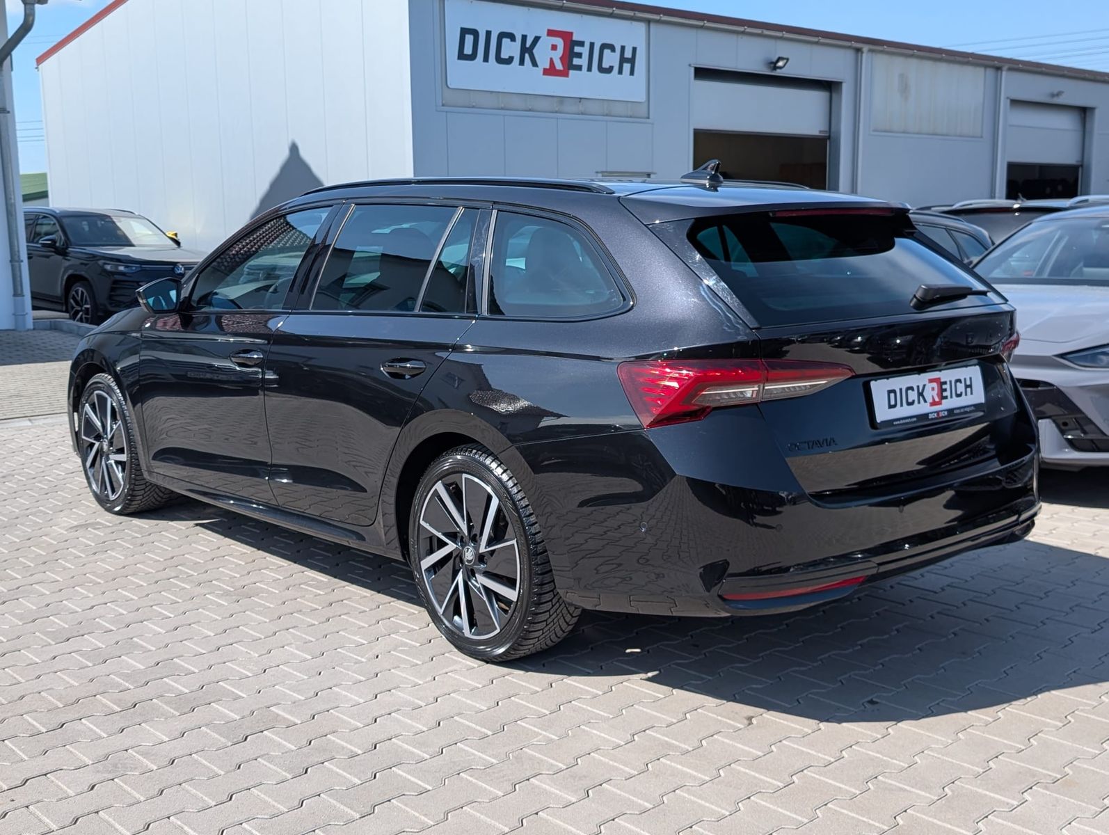 Fahrzeugabbildung SKODA Octavia 1.5 DSG Sportline PANO*MATRIX*AHK*5J.GAR