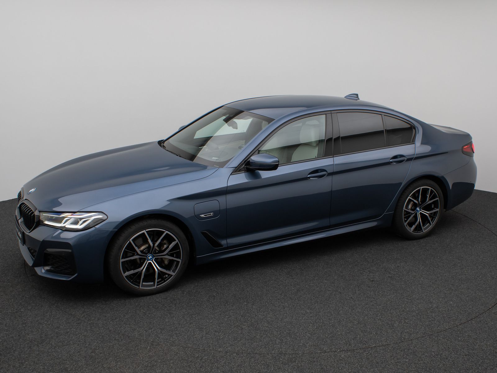 Fahrzeugabbildung BMW 530e M Sport Kamera Laser HUD DAB H/K Alarm 19"