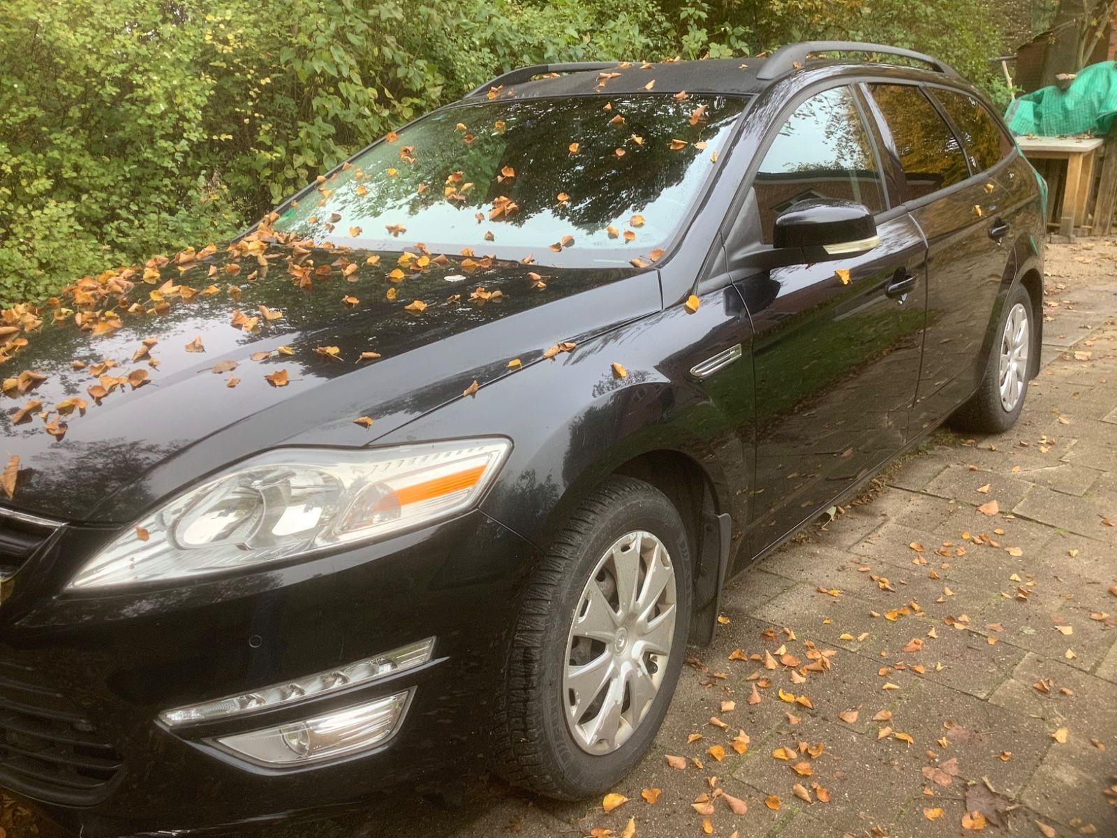 Ford Mondeo 2011 — rear view