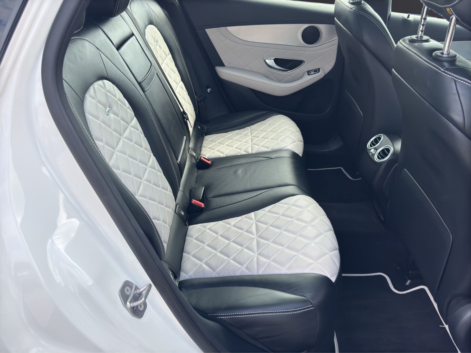 Fahrzeugabbildung Mercedes-Benz GLC 220 d 4Matic/AMG Line/Pano/ACC/Keyless Go