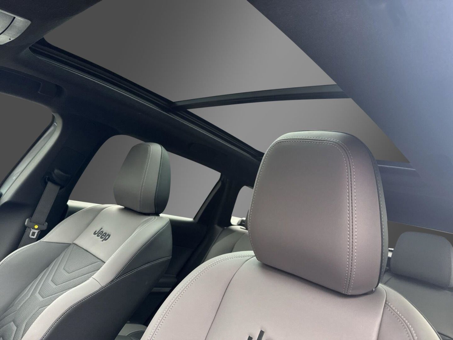 Fahrzeugabbildung Jeep Compass MY26 FIRST EDITION E-HYBRID PANO VOLL