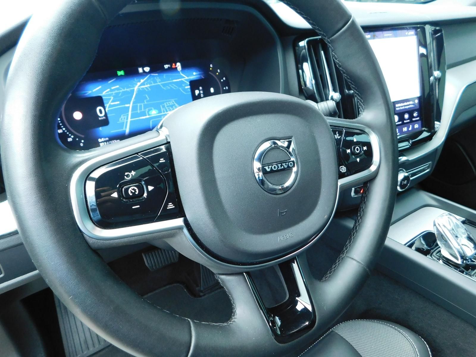Fahrzeugabbildung Volvo XC60 B4D AWD Plus Dark "Panoramadach"